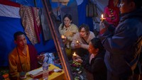 Para penyembah menyalakan lampu minyak saat festival Kushe Aunse di Kuil Gokarneshwor, Kathmandu, Nepal. Ini adalah festival Nepal di mana para ayah, baik yang masih hidup maupun yang sudah meninggal, dihormati. AP/Niranjan Shrestha