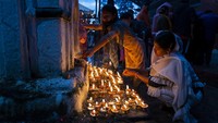 Sementara anak-anak yang ayahnya sudah meninggal memberikan penghormatan di kuil. AP/Niranjan Shrestha  