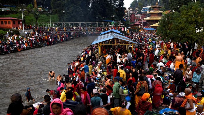 Devotees gather along the banks of the Bagmati River to perform religious rituals in memory of their deceased fathers during Kushe Aunse (Father's Day) at Gokarna Temple, in Kathmandu, Nepal September 14, 2023. REUTERS/Monika Malla