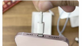 Pertanyaan klasik bisakah meminjam kabel iPhone kini sudah tak berlaku lagi. Foto: Twitter