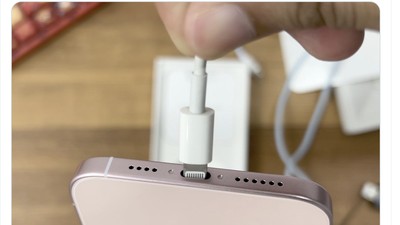Meme iPhone 15 Pakai USB-C, Sudah Tak Bisa Flexing