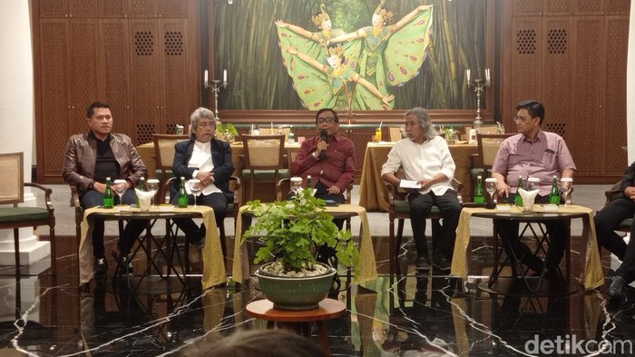 Menkopolhukam Mahfud Md berdiskusi dengan para seniman dan budayawan di Kota Bandung, Rabu (13/9/2023).