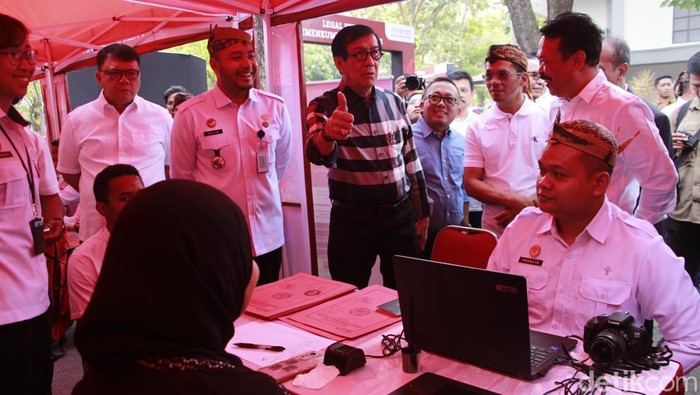 Menkumham Yasonna Laoly meninjau booth Eazy Intal Kantor Imigrasi I Malang di Legal Expo Kemenkumham Jatim 2023.