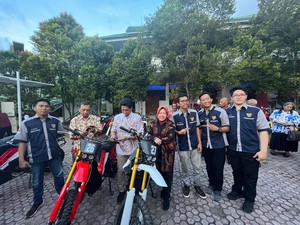 Kemensos Luncurkan Motor Trail Listrik Pengangkut Barang di Papua