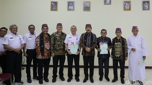 Menteri ATR/BPN Hadi Tjahjanto saat memberikan sertifikat seminari di Labuan Bajo, NTT.