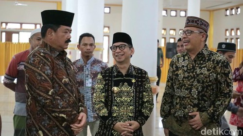 Menteri ATR/BPN Hadi Tjahjanto usai memberikan sertifkat tanah wakaf di Labuan Bajo, NTT.