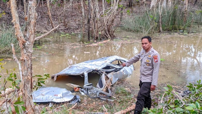 Minibus membawa 7 orang penumpang mengalami kecelakaan tunggal dengan terjun ke parit di Jalan Trans Papua KM 52, Kabupaten Merauke, Papua Selatan.