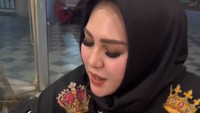 Menyambangi restoran all you can eat sesekali juga menjadi pilihan Mira Hayati. Bersama keluarganya ia menyantap daging panggang dengan puas. Foto: TikTok/mirahayati91