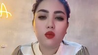 Ia juga sosok yang dekat keluarga. Salah satu kedekatannya dengan keluarga terlihat saat ia memboyong keluarganya makan malam bersama. Foto: TikTok/mirahayati91