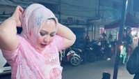 Mira Hayati ternyata juga tak sungkan jajan di pinggir jalan. Ia memilih olahan seafood bakar kaki lima sebagai kudapan malam. Foto: TikTok/mirahayati91