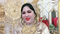 Ia juga disebut sebagai crazy rich yang sering membagikan uang tunai pada siapapun yang ditemui. Beberapa selebgram ternama juga diberi hadiah mewah oleh dirinya. Foto: TikTok/mirahayati91