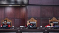 Mahkamah Konstitusi (MK) kembali tidak menerima gugatan presidential threshold 20 persen. Kali ini diajukan oleh Partai Buruh. MK menyebut hal itu adalah kebijakan politik terbuka yang menjadi kewenangan DPR.  