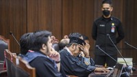 Gugatan itu diajukan Partai Buruh dkk. Mereka menggugat Pasal 222 UU Pemilu dengan harapan presidential threshold 20 persen tidak berlaku untuk parpol peserta pemilu baru. Sehingga bisa mengajukan capres/cawapres.  