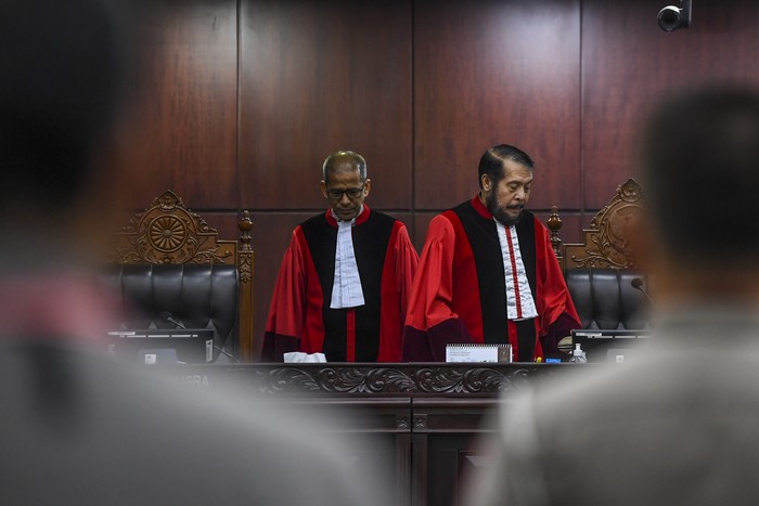 Ketua Majelis Hakim Mahkamah Konstitusi (MK) Anwar Usman (kanan) dan Wakil Ketua MK Saldi Isra (kiri) bersiap memimpin jalannya sidang putusan Pengujian Materiil Undang-Undang Nomor 22 Tahun 2009 tentang Lalu Lintas dan Angkutan Jalan di Gedung MK, Jakarta, Kamis (14/9/2023). MK menolak permohonan uji materi yang diajukan Arifin Purwanto terkait permintaan masa berlaku Surat Izin Mengemudi (SIM) menjadi seumur hidup. ANTARA FOTO/Galih Pradipta/tom.