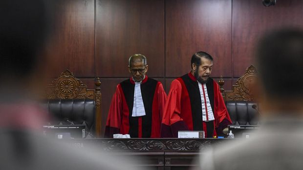 Ketua Majelis Hakim Mahkamah Konstitusi (MK) Anwar Usman (kanan) dan Wakil Ketua MK Saldi Isra (kiri) bersiap memimpin jalannya sidang putusan Pengujian Materiil Undang-Undang Nomor 22 Tahun 2009 tentang Lalu Lintas dan Angkutan Jalan di Gedung MK, Jakarta, Kamis (14/9/2023). MK menolak permohonan uji materi yang diajukan Arifin Purwanto terkait permintaan masa berlaku Surat Izin Mengemudi (SIM) menjadi seumur hidup. ANTARA FOTO/Galih Pradipta/tom.