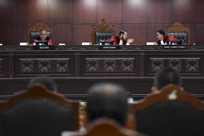 Ketua Majelis Hakim Mahkamah Konstitusi (MK) Anwar Usman (kanan) dan Wakil Ketua MK Saldi Isra (kiri) bersiap memimpin jalannya sidang putusan Pengujian Materiil Undang-Undang Nomor 22 Tahun 2009 tentang Lalu Lintas dan Angkutan Jalan di Gedung MK, Jakarta, Kamis (14/9/2023). MK menolak permohonan uji materi yang diajukan Arifin Purwanto terkait permintaan masa berlaku Surat Izin Mengemudi (SIM) menjadi seumur hidup. ANTARA FOTO/Galih Pradipta/tom.