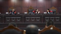 Ketua Majelis Hakim Mahkamah Konstitusi (MK) Anwar Usman (tengah) bersama Wakil Ketua MK Saldi Isra (kiri) dan Hakim Konstitusi Daniel Yusmic P. Foekh (kanan) memimpin jalannya sidang putusan Pengujian Materiil Undang-Undang Nomor 7 Tahun 2017 tentang Pemilihan Umum di Gedung MK, Jakarta, Kamis (14/9/2023).  