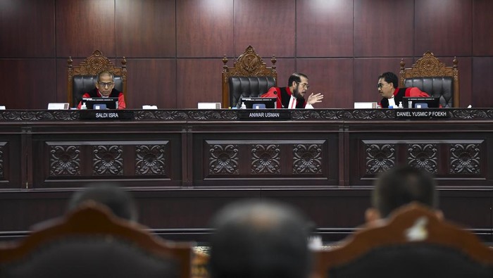 Ketua Majelis Hakim Mahkamah Konstitusi (MK) Anwar Usman (kanan) dan Wakil Ketua MK Saldi Isra (kiri) bersiap memimpin jalannya sidang putusan Pengujian Materiil Undang-Undang Nomor 22 Tahun 2009 tentang Lalu Lintas dan Angkutan Jalan di Gedung MK, Jakarta, Kamis (14/9/2023). MK menolak permohonan uji materi yang diajukan Arifin Purwanto terkait permintaan masa berlaku Surat Izin Mengemudi (SIM) menjadi seumur hidup. ANTARA FOTO/Galih Pradipta/tom.