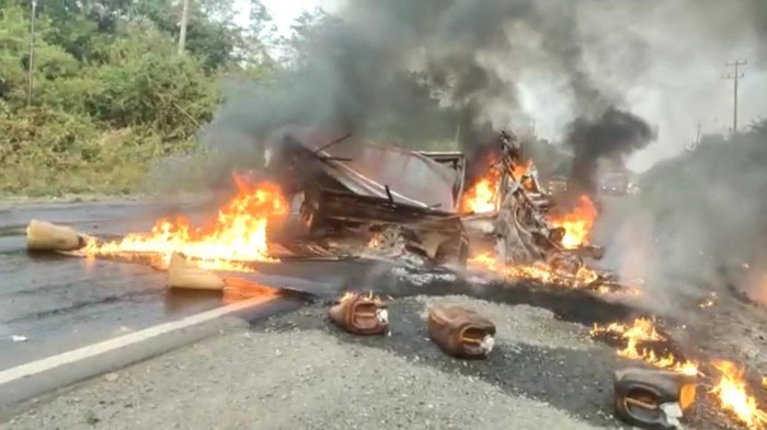 Mobil angkut BBM terbakar, sopir tewas terjebak