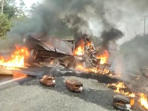 Mobil Muatan Solar Terbakar di Bungo, Sopir Tewas Terjebak