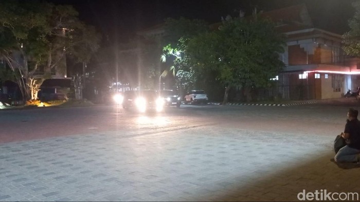 Mobil penyidik KPK keluar dari gedung Pemkab Lamongan