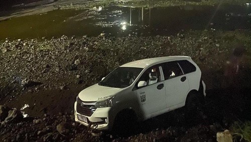 Mobil Daihatsu Xenia bernomor polisi N 1883 WI yang terjun ke Tukad Biluk Poh, Kecamatan Mendoyo, Jembrana, Bali, Kamis dini har (14/9/2023).