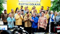 Dalam kegiatan ini, Zulhas bersama Ketum Partai Gerindra Prabowo Subianto dan Ketum Golkar Airlangga Hartato membahas soal rencana KIM ke depan. Meski obrolan terkesan serius, pertemuan ini berjalan santai dan gembira.