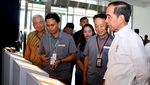 Momen Jokowi Blusukan ke Pabrik Baterai Mobil Listrik di Karawang