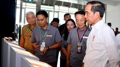 Momen Jokowi Blusukan ke Pabrik Baterai Mobil Listrik di Karawang