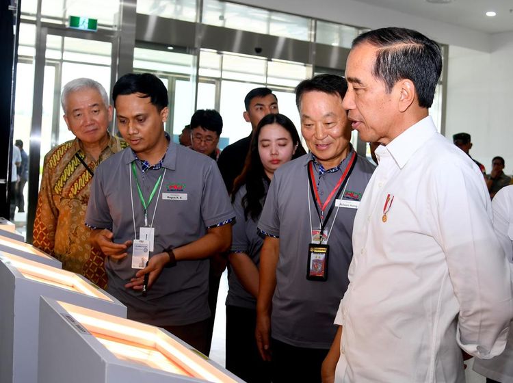 Momen Jokowi Blusukan ke Pabrik Baterai Mobil Listrik di Karawang