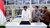 Menurut Presiden, pabrik tersebut merupakan bagian dari pembangunan ekosistem besar kendaraan listrik (EV) yang digaungkan pemerintah. Dengan terbangunnya ekosistem besar tersebut, diharapkan Indonesia bisa masuk ke rantai pasok global kendaraan listrik.