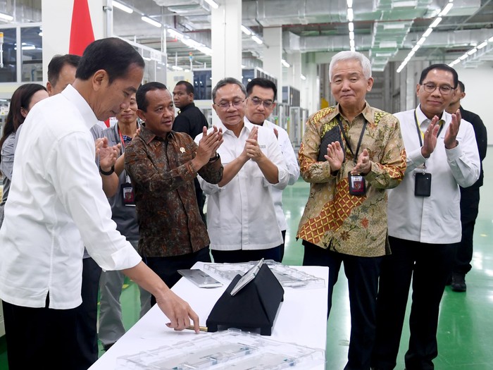 Momen Jokowi Blusukan ke Pabrik Baterai Mobil Listrik di Karawang
