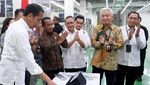 Momen Jokowi Blusukan ke Pabrik Baterai Mobil Listrik di Karawang
