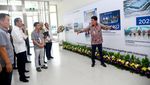 Momen Jokowi Blusukan ke Pabrik Baterai Mobil Listrik di Karawang