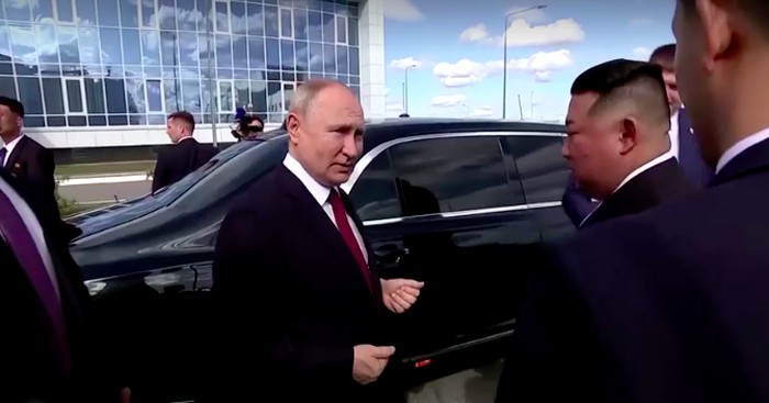 Momen Kim Jong Un Naik Limosin Antiledakan Milik Putin