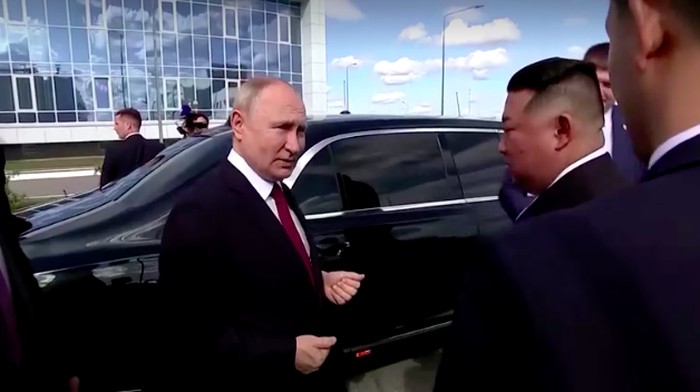 Momen Kim Jong Un Naik Limosin Antiledakan Milik Putin