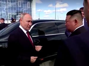 Momen Kim Jong Un Naik Limosin Antiledakan Milik Putin