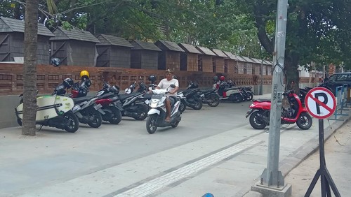 Sejumlah motor parkir di trotoar Pantai Kuta, Kamis (14/9/2023).