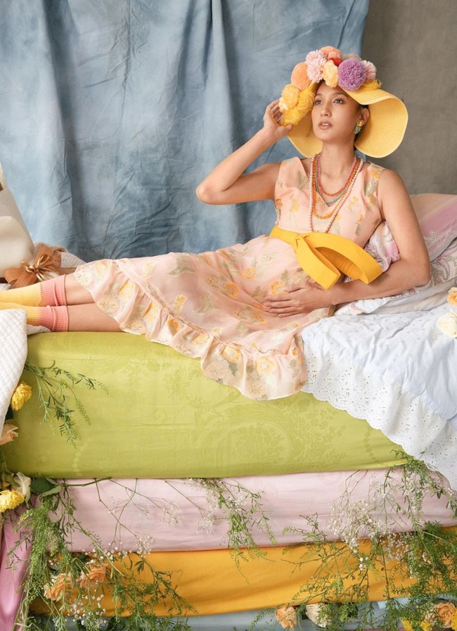 Terlihat Nadine yang mengenakan dress berwarna krem dengan motif bunga berwarna kekuningan. Ia kemudian melengkapinya dengan kaos kaki berwarna kuning dan peach, serta topi berhiaskan bunga warna-warni. Foto: Instagram/@nadinelist