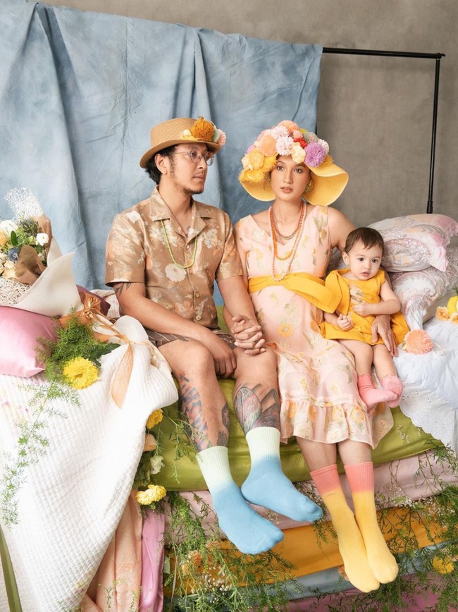 Tak hanya berfoto sendirian, Nadine juga mengajak suaminya, Dimas Anggara, dan anak pertamanya, Djiwa. Untuk pengambilan gambar dibantu oleh fotografer Winston Gomez. Foto: Instagram/@nadinelist