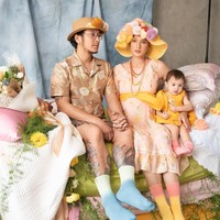 Tak hanya berfoto sendirian, Nadine juga mengajak suaminya, Dimas Anggara, dan anak pertamanya, Djiwa. Untuk pengambilan gambar dibantu oleh fotografer Winston Gomez. Foto: Instagram/@nadinelist