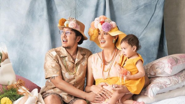 7 Foto Maternity Nadine Chandrawinata, Bertabur Bunga & Pakai Tumpukan Kasur