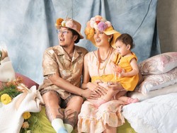 7 Foto Maternity Nadine Chandrawinata, Bertabur Bunga & Pakai Tumpukan Kasur