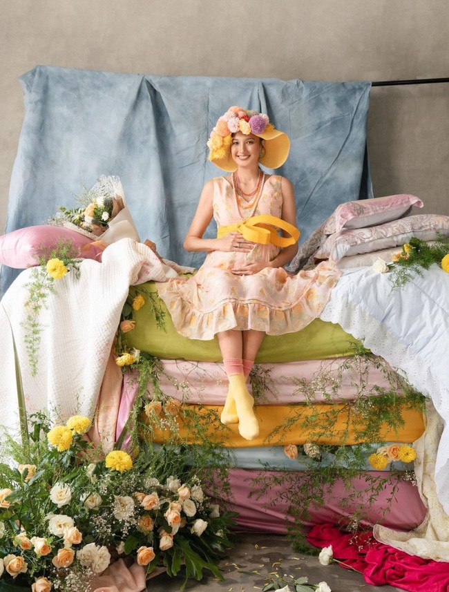 Melalui akun Instagram pribadinya aktris Nadine tampak membagikan hasil foto maternity kehamilan keduanya. Unik, kali ini Nadine memilih tema floral dengan warna-warna cerah. Foto: Instagram/@nadinelist