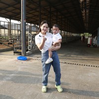 Nagita Slavina mengajak Rayyanza, mengunjungi peternakan dan pabrik pengolahan susu MilkLife di Subang, Jawa Barat, pada 8 September 2023. Foto: Dok. Istimewa