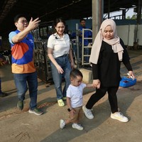 Selama kegiatan mengunjungi peternakan tersebut, Nagita dan Cipung berkeliling ke berbagai fasilitas peternakan dan pengolahan susu. Selain itu, Nagita dan Cipung juga diberi edukasi tentang proses produksi susu yang baik dan higienis. Foto: Dok. YouTube RANS