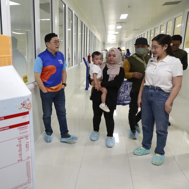 Kunjungan Nagita dan Cipung ke peternakan dan pengolahan susu sapi MilkLife ini disambut baik oleh Head of Commercial PT Global Dairi Alami, Soegiono. “Kami tentu merasa senang ya dengan kehadiran Nagita bersama Cipung untuk melihat langsung proses pengolahan susu MilkLife di Subang. Tentunya ini bisa menjadi contoh bagi millennial moms lainnya untuk selalu membangun kebiasaan baik mengkonsumsi susu secara rutin di dalam keluarga. Susu punya segudang nutrisi yang bermanfaat bagi kesehatan, baik untuk anak-anak maupun dewasa,” terang Soegiono. Foto: Dok. YouTube RANS.