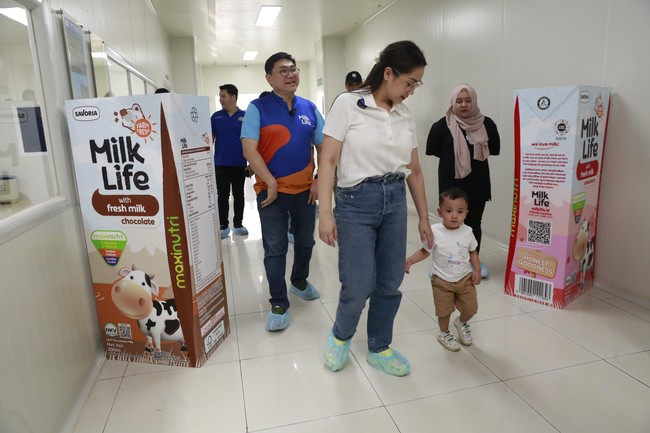 Nagita mengenakan kemeja putih dipadu dengan jeans. Sedangkan Cipung memakai kaus putih dan celana pendek cokelat. Ketika kerada di dalam pabrik susu, sepatu Gigi dibungkus dengan plastik agar ketika kunjungan tetap terjaga kebersihannya.  Foto: Dok. YouTube RANS