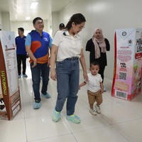 Nagita mengenakan kemeja putih dipadu dengan jeans. Sedangkan Cipung memakai kaus putih dan celana pendek cokelat. Ketika kerada di dalam pabrik susu, sepatu Gigi dibungkus dengan plastik agar ketika kunjungan tetap terjaga kebersihannya.  Foto: Dok. YouTube RANS
