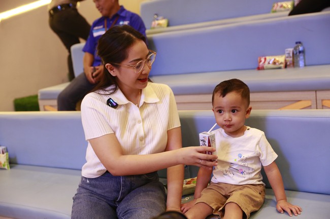 Istri Raffi Ahmad itu mengaku pertama kali mengunjungi pabrik susu dan mendapatkan banyak hal baru tentang pengolahan susu. Aku jadi tahu tentang pentingnya pemilihan jenis sapi dan perlakuannya agar menghasilkan susu terbaik. Juga proses pengolahannya yang berteknologi tinggi serta higienis, hingga akhirnya menghasilkan susu yang segar dan menyehatkan. Bahkan kotoran sapi pun diolah dan dimanfaatkan dengan baik sehingga tidak menambah limbah di sekitar. Ini merupakan edukasi yang bagus banget buat aku dan Cipung,” terang Nagita. Foto: Dok. YouTube RANS